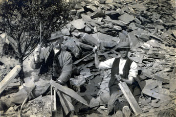 Dau chwarelwr yn gweithio yn un o chwareli llechi Dyffryn Nantlle (tua 1900)