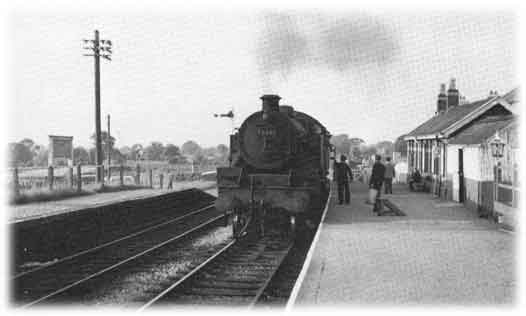 A train stopping at Groeslon Station